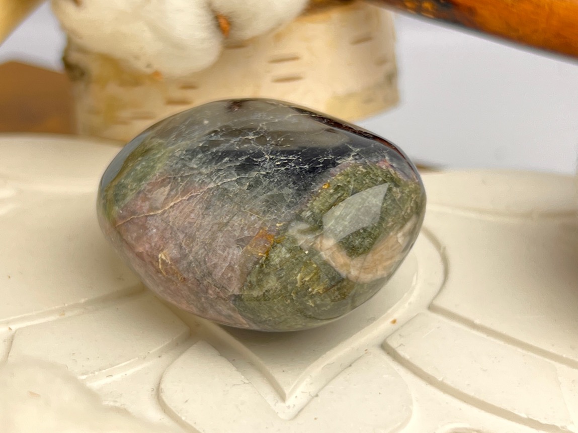 Верделит (зелёный турмалин), полировка 2,3 х 3,6 х 4,6 см POL-0273, фото 1