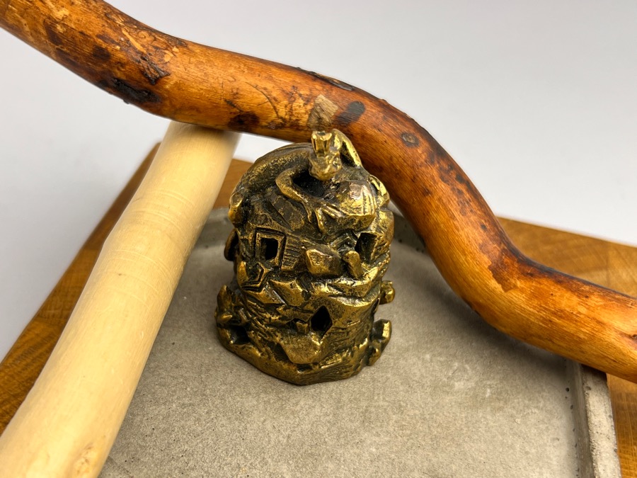 Колокольчик в виде ящерки с короной из бронзы FGB-0177, фото 2