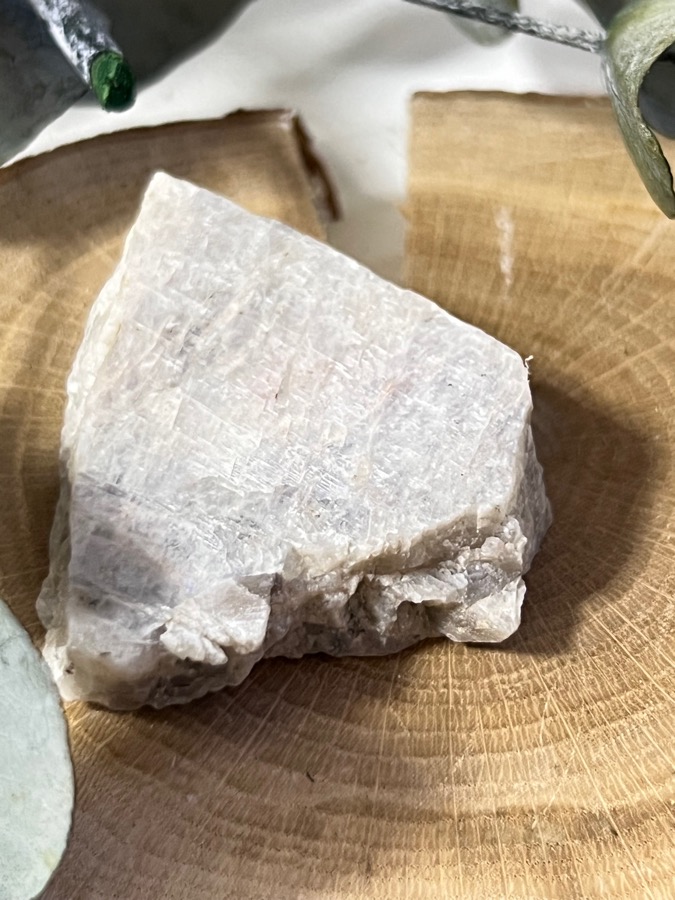 Беломорит (лунный камень), полированный срез 1,7 х 4,6 х 5,4 см SK-0137, фото 3