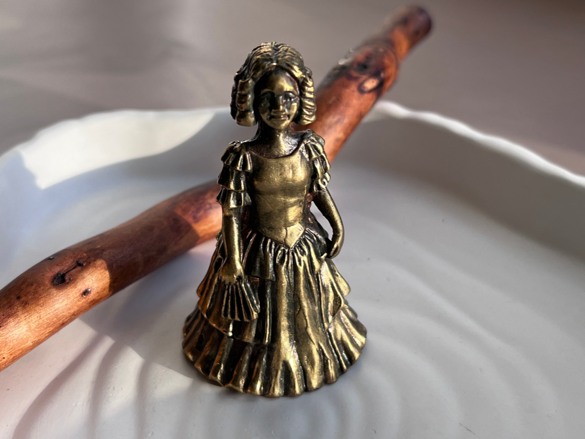 Колокольчик в виде девочки с веером из бронзы  FGB-0092, фото 1