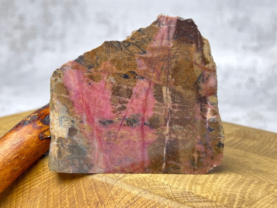Родонит, полированный срез 1,6 х 6 х 6,6 см SK-0105, фото 1