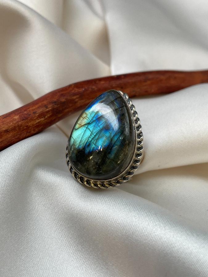 купить Кольцо из серебра с лабрадором, 18 размер  , фото 3