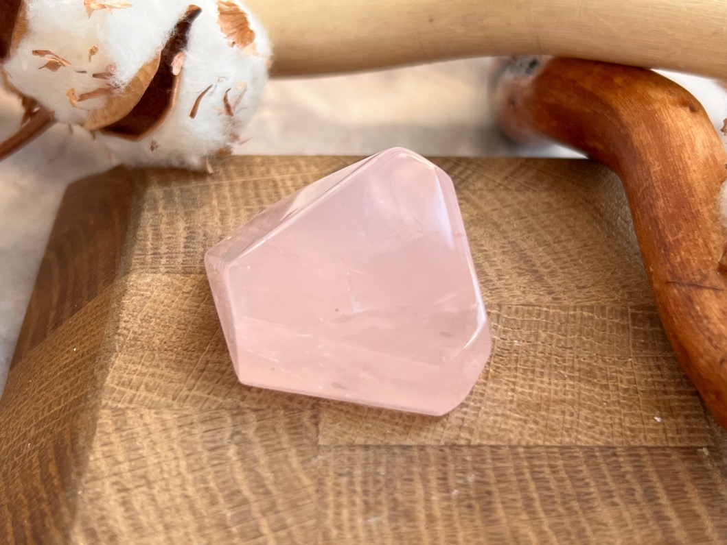 Розовый кварц, полировка 2 х 3,3 х 4,1 см POL-0244, фото 1