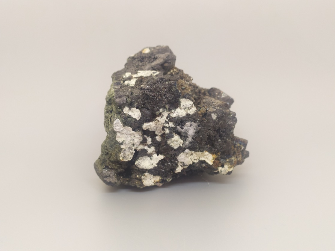 Магнетит, сросток кристаллов 6,6х7,2х10,1 см 2020066, фото 1