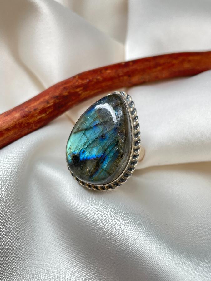 купить Кольцо из серебра с лабрадором, 18 размер  , фото 1