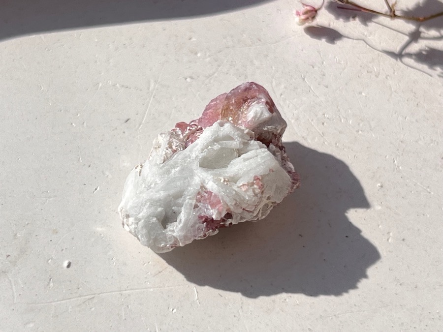 Рубеллит в альбите 1,5 х 2 х 3,1 см OBM-1223, фото 1