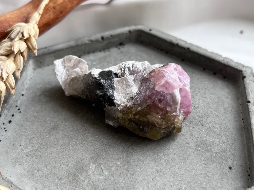 Дравит, рубеллит, кварц, альбит, лепидолит 5,9 х 3,5 х 2,3 см OBM-0744, фото 1