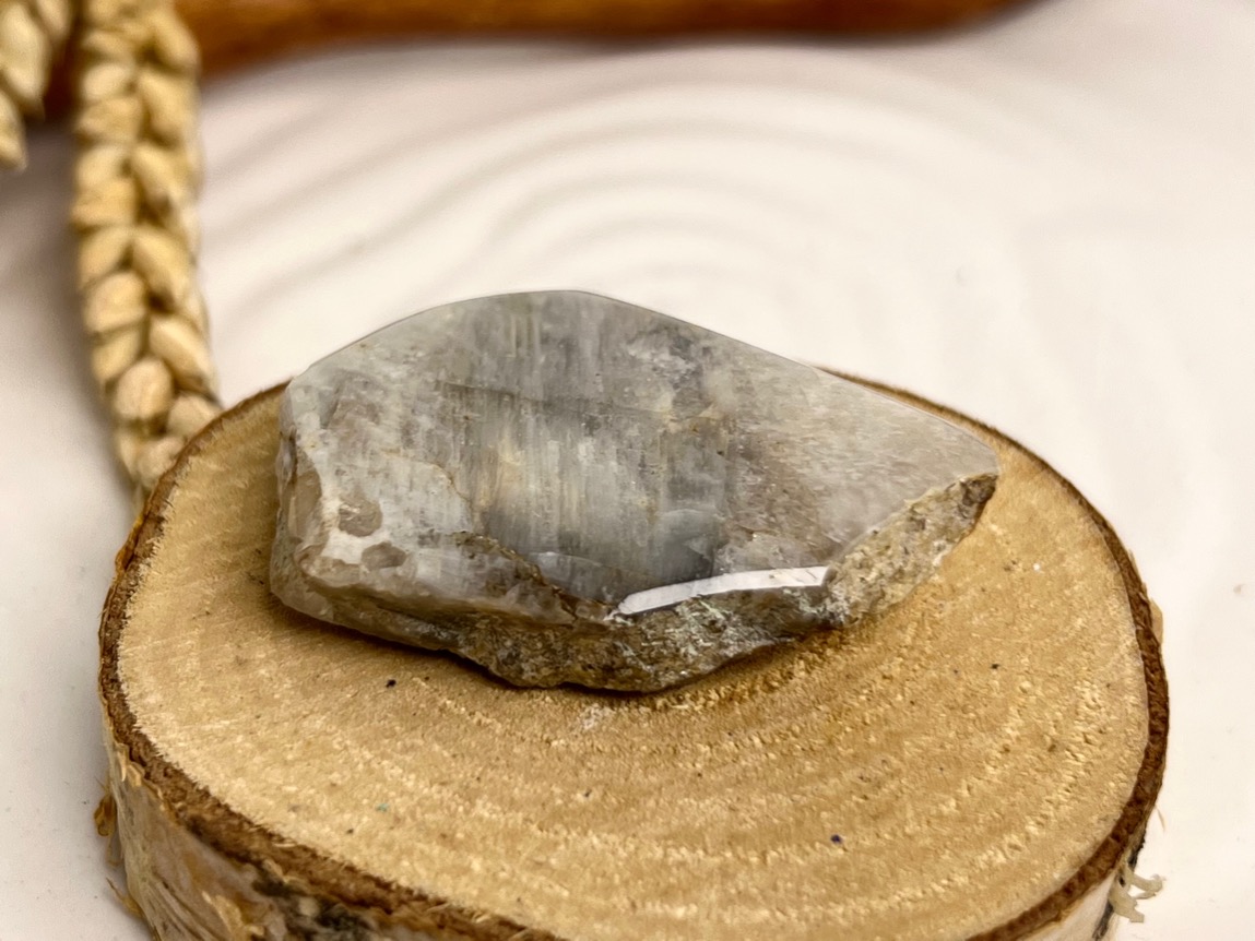 Лунный камень (беломорит) 4,2 х 3,2 х 1,1 см POL-0185, фото 4