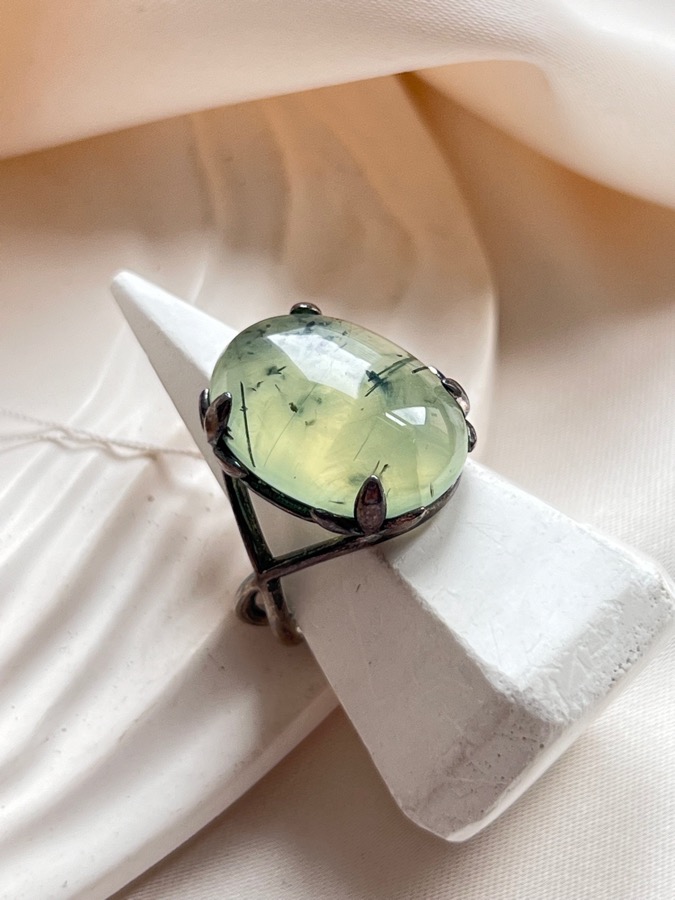 купить Кольцо из серебра с пренитом, 18,5 размер , фото 1