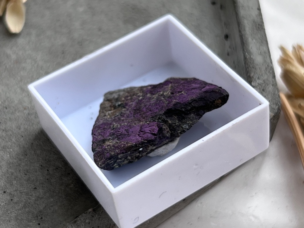 Образец пурпурита в пластиковом боксе OBM-0817, фото 4
