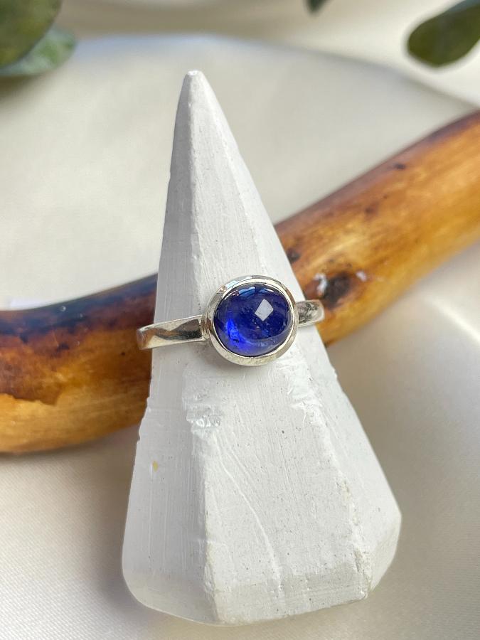купить Кольцо из серебра с сапфиром (синий корунд), 15,5 размер , фото 3