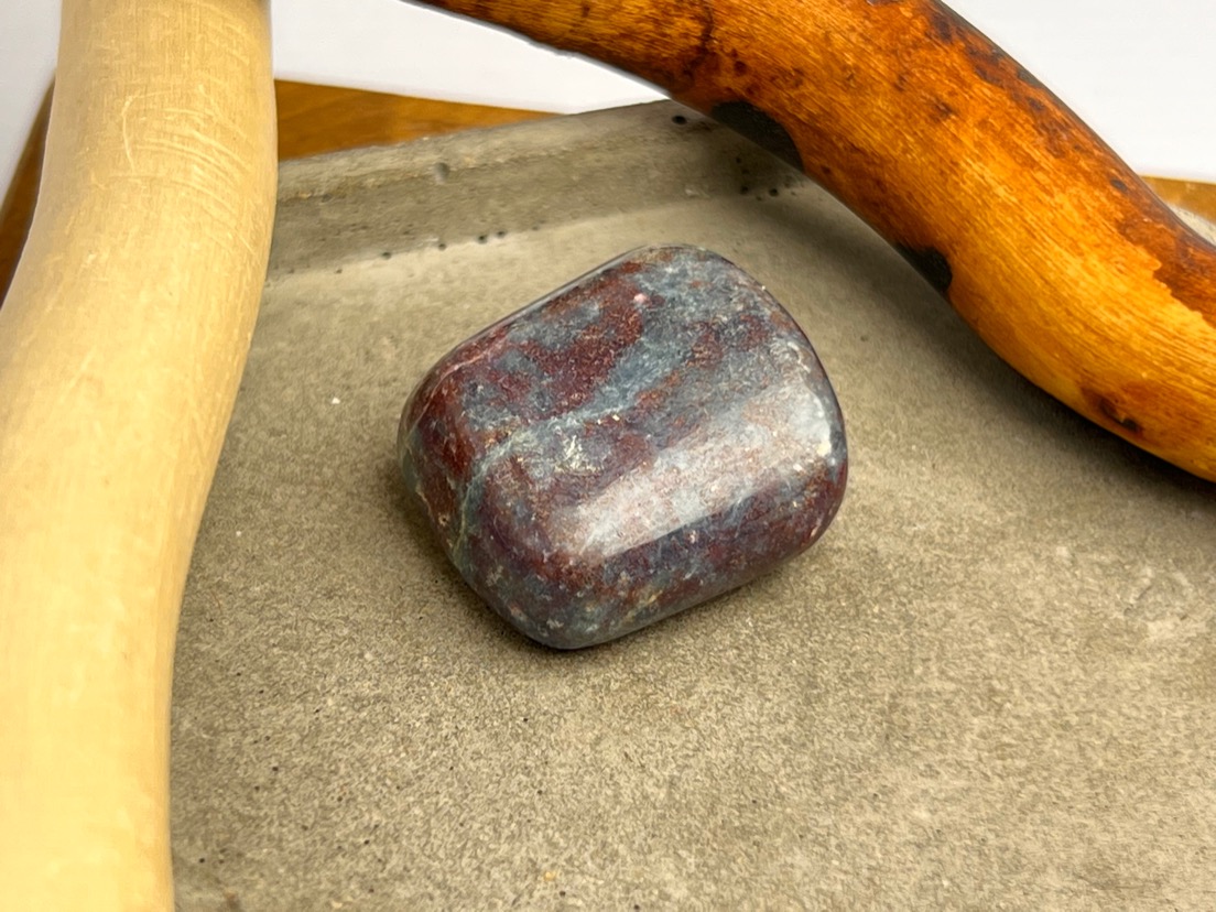 Корунд (рубин) с кианитом, полировка 1,5 х 2,6 х 2,8 см POL-0321, фото 3