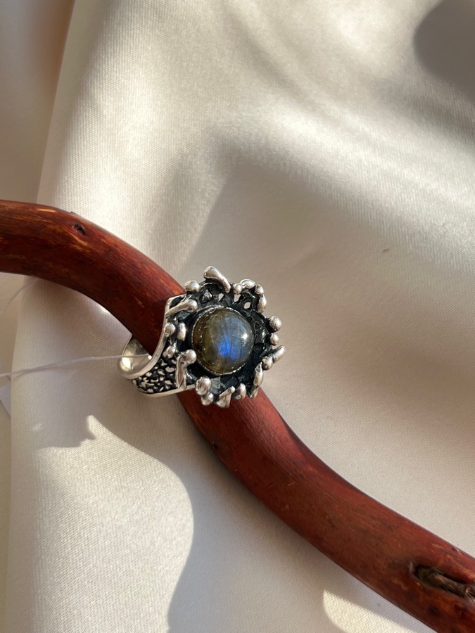 Кольцо из серебра в форме цветка с лабрадором, 18,2 размер U-1306, фото 2