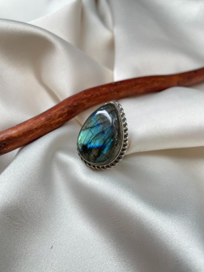 купить Кольцо из серебра с лабрадором, 18 размер  , фото 2