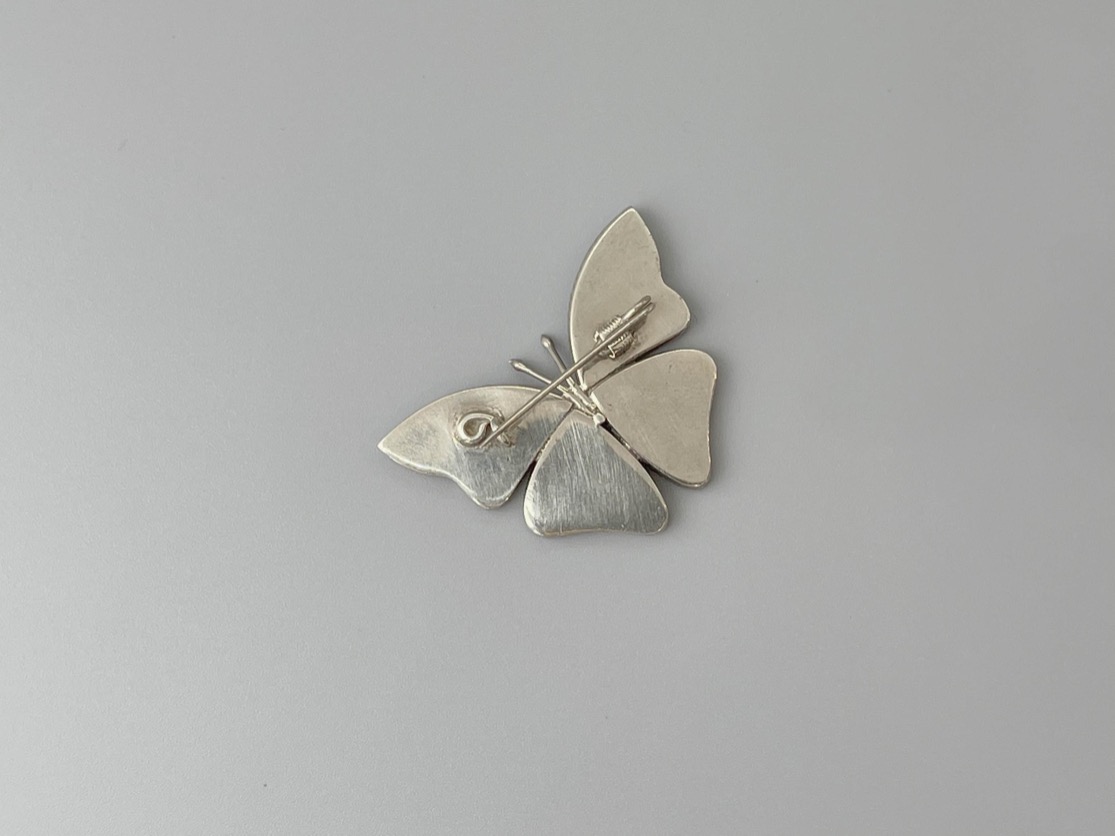 Купить Брошь "Бабочка" из агата серо-голубого цвета от магазина В Мире Самоцветов