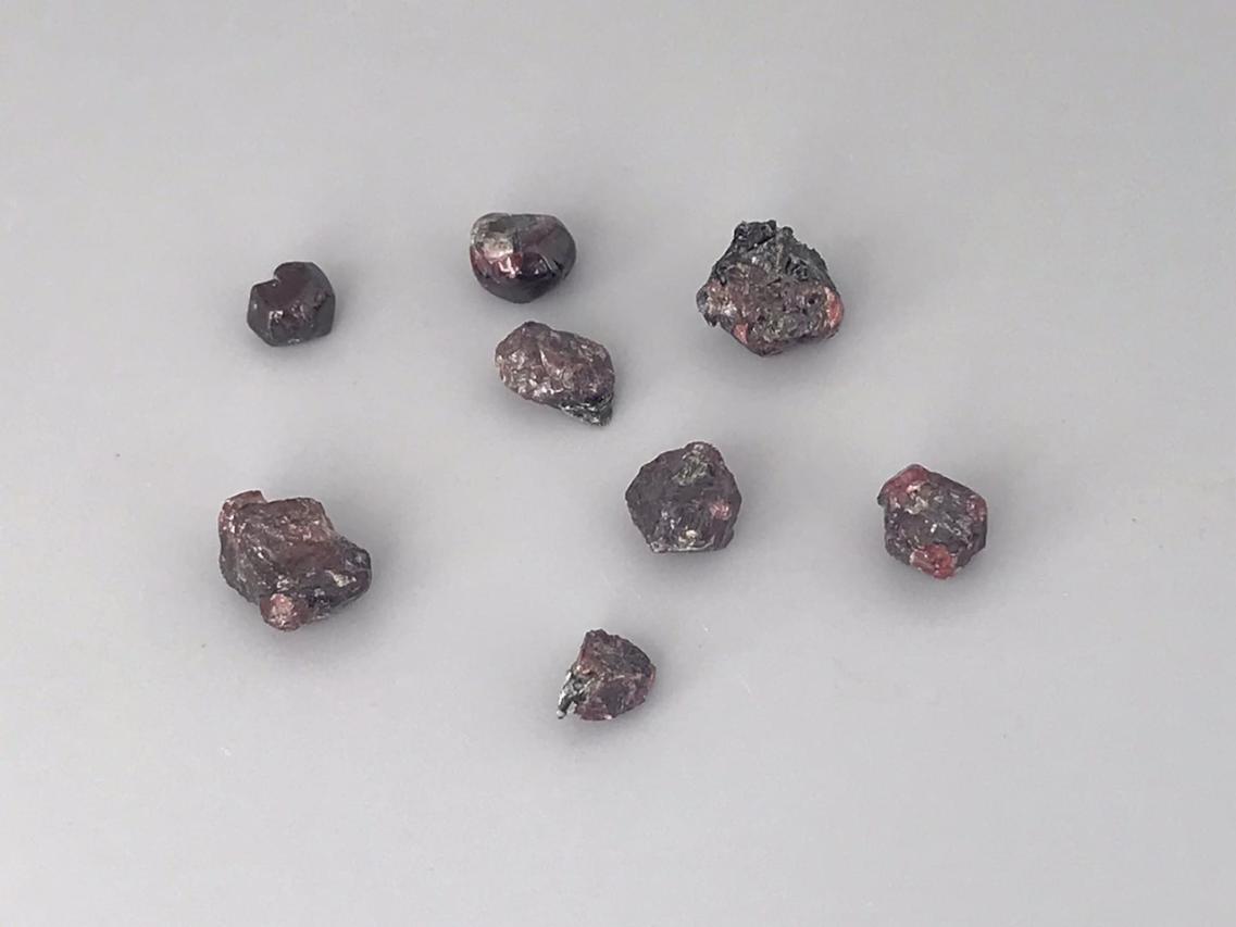 Гранат (альмандин), кристалл 1,3х0,9х1,0 см GAL-0021, фото 1