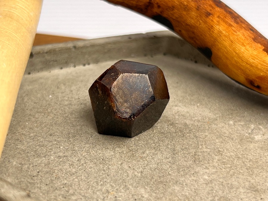 Альмандин (гранат), полировка 1,7 х 2 х 2,1 см POL-0345, фото 4