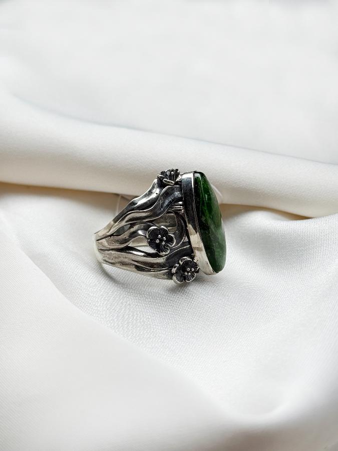 купить Кольцо из серебра с хромдиопсидом, 18 размер , фото 3