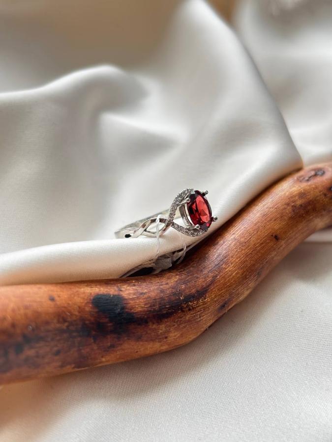 купить Кольцо из серебра с гранатом и фианитами  , фото 1
