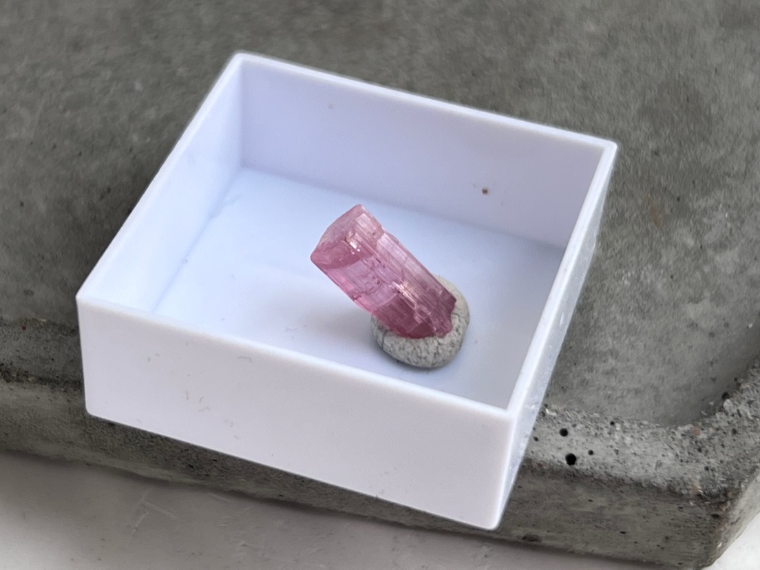 Образец розового турмалина (рубеллит) в пластиковом боксе OBM-0784, фото 1