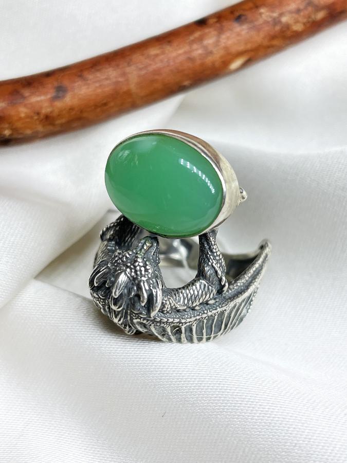купить Кольцо из серебра с хризопразом в форме дракона, 18,5 размер  , фото 1