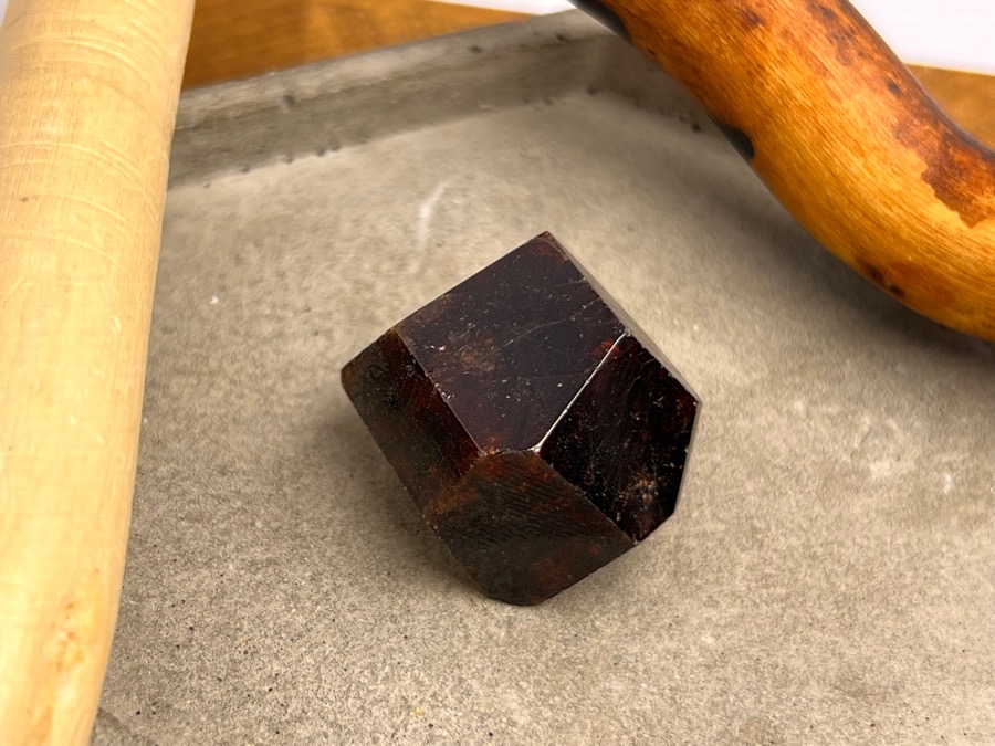 Альмандин (гранат), полировка 1,9 х 2,4 х 2,8 см POL-0341, фото 1
