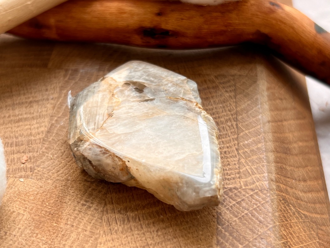 Лунный камень, полировка 1,3 х 4,2 х 5,4 см POL-0251, фото 4