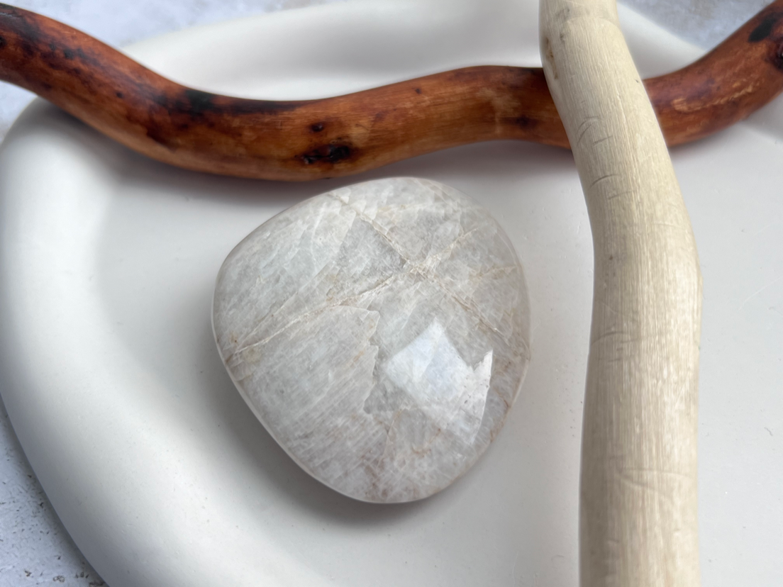 Беломорит (лунный камень) полировка, 5,6 х 5,4 х 1,4 см  POL-0150, фото 2