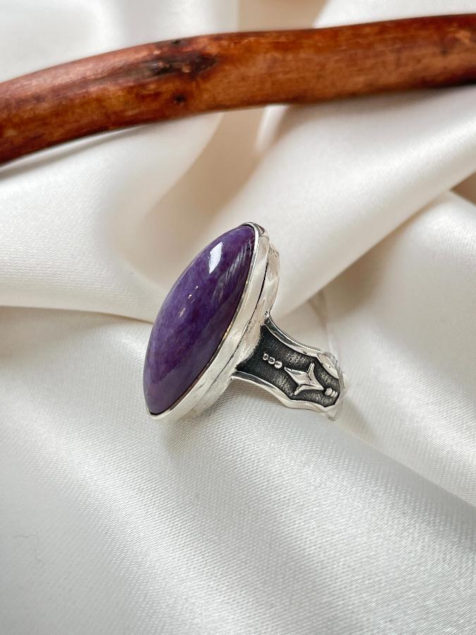 купить Кольцо из серебра с чароитом, 17,5 размер  , фото 3