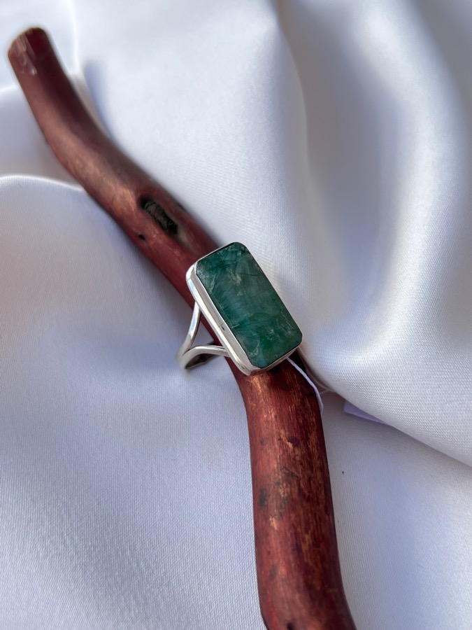 Кольцо из серебра с изумрудом (зелёный берилл) в огранке, 18,5 размер U-1524, фото 2