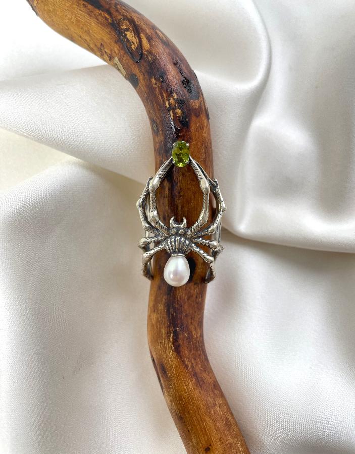 Кольцо из серебра в форме паука с жемчугом и хризолитом, 18,0 размер  588929, фото 2