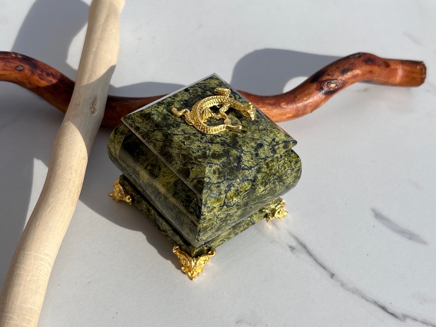 Шкатулка из змеевика с ящеркой на крышке 5,9 х 6 х 6,2 см SCH-0023, фото 2