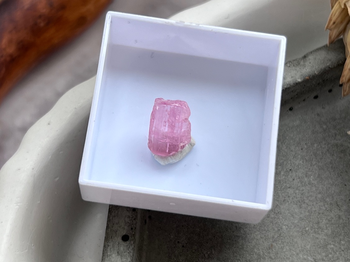 Образец розового турмалина (рубеллит) в пластиковом боксе OBM-0787, фото 3