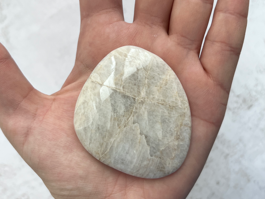 Беломорит (лунный камень) полировка, 5,6 х 5,4 х 1,4 см  POL-0150, фото 4