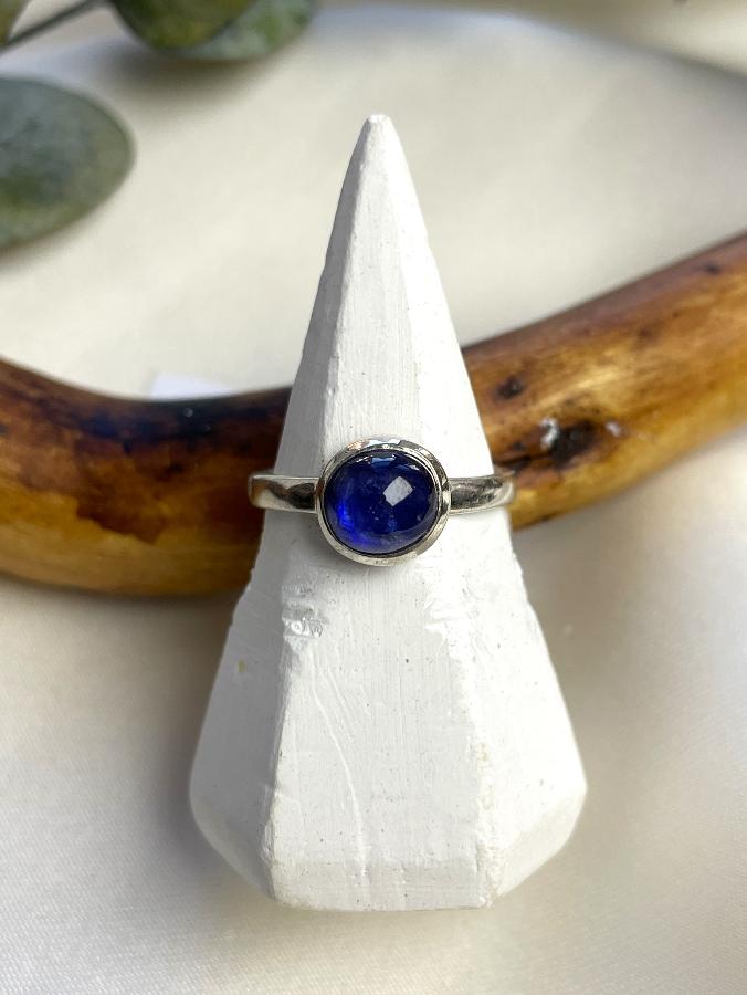 купить Кольцо из серебра с сапфиром (синий корунд), 15,5 размер , фото 1