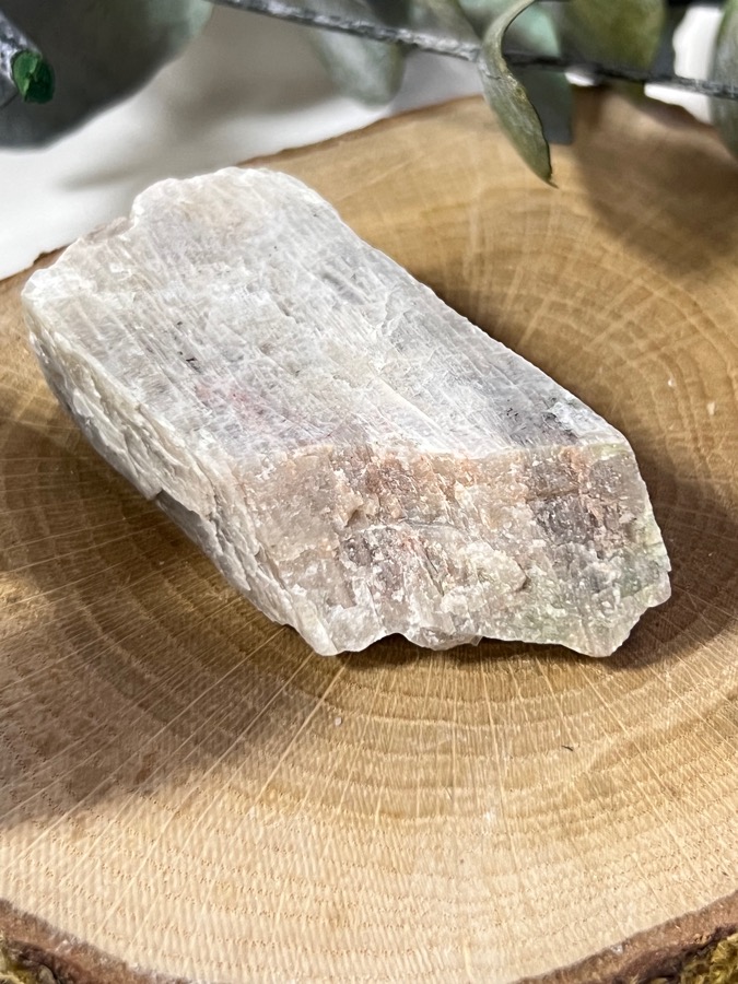 Беломорит (лунный камень), полированный срез 2,1 х 3,1 х 6,3 см SK-0135, фото 3