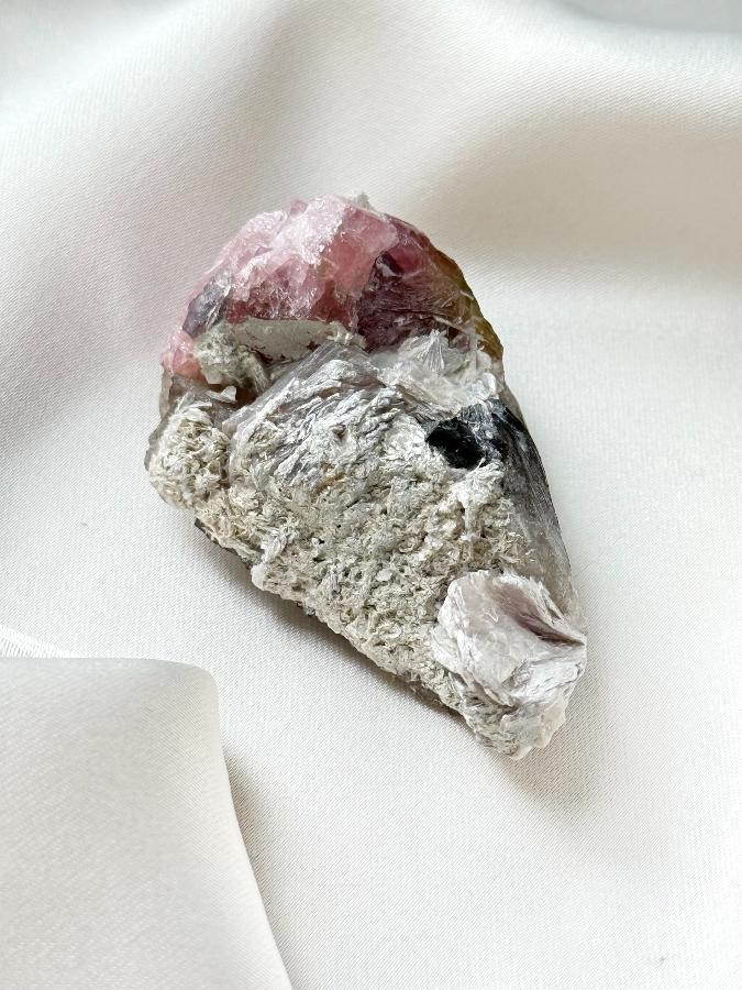 Дравит, рубеллит, кварц, альбит, лепидолит 5,9 х 3,5 х 2,3 см OBM-1591, фото 5