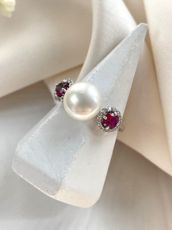 купить Кольцо из серебра с жемчугом и красным корундом, 17,5 размер , фото 1