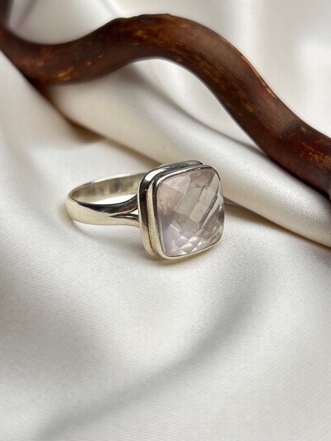 Кольцо из серебра с розовым кварцем в огранке, 18,75 размер U-1548, фото 1