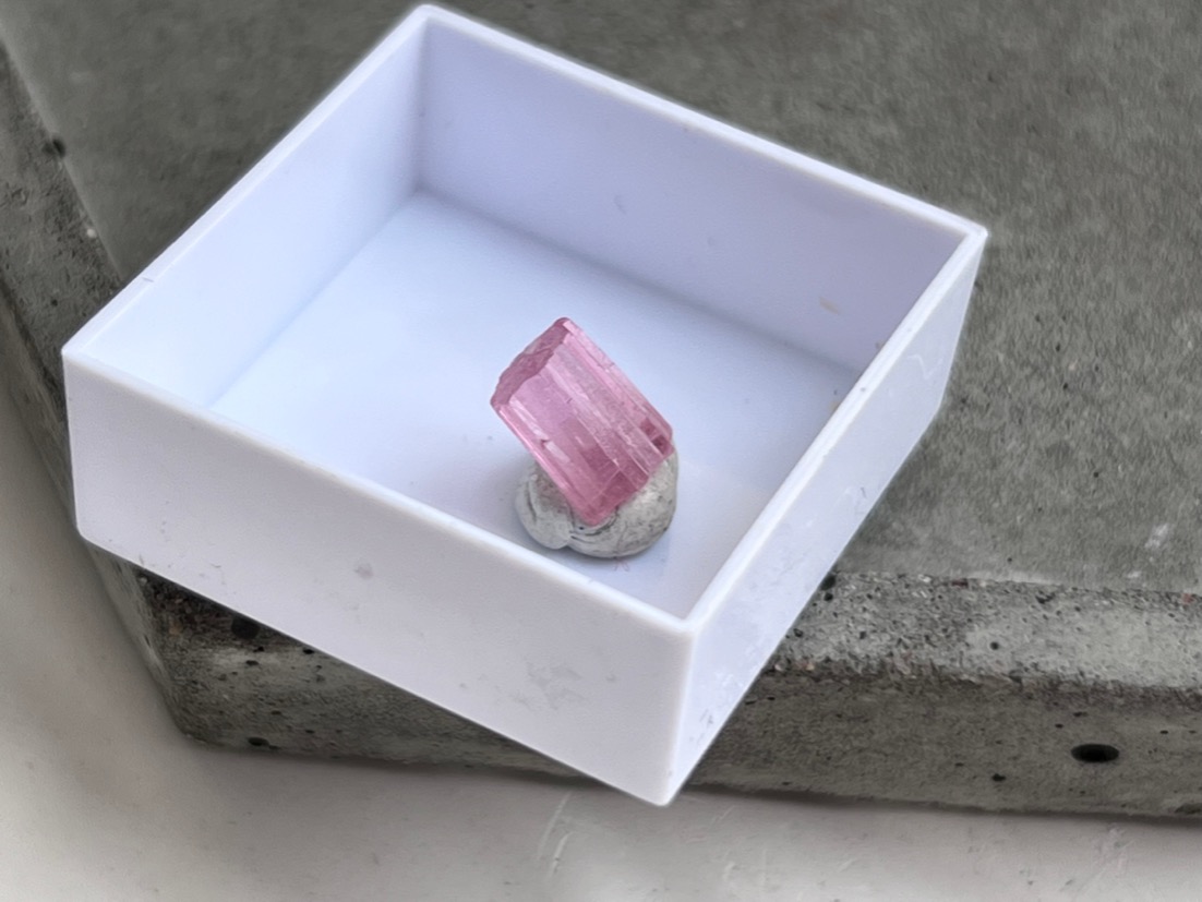 Образец розового турмалина (рубеллит) в пластиковом боксе OBM-0785, фото 1