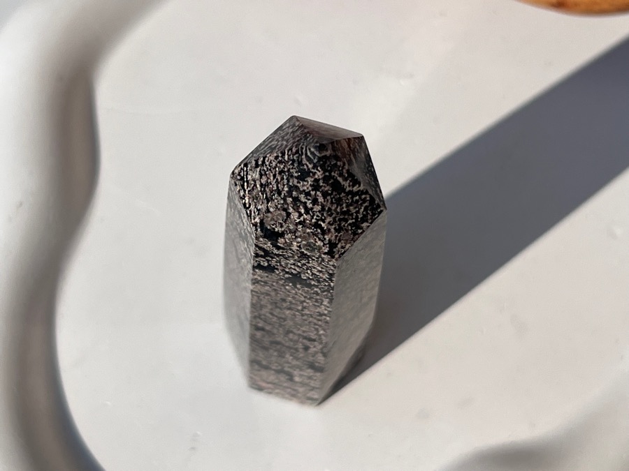 Столбик (обелиск) из чёрной яшмы, 2,9 х 3 х 9,5 см ST-0235, фото 3
