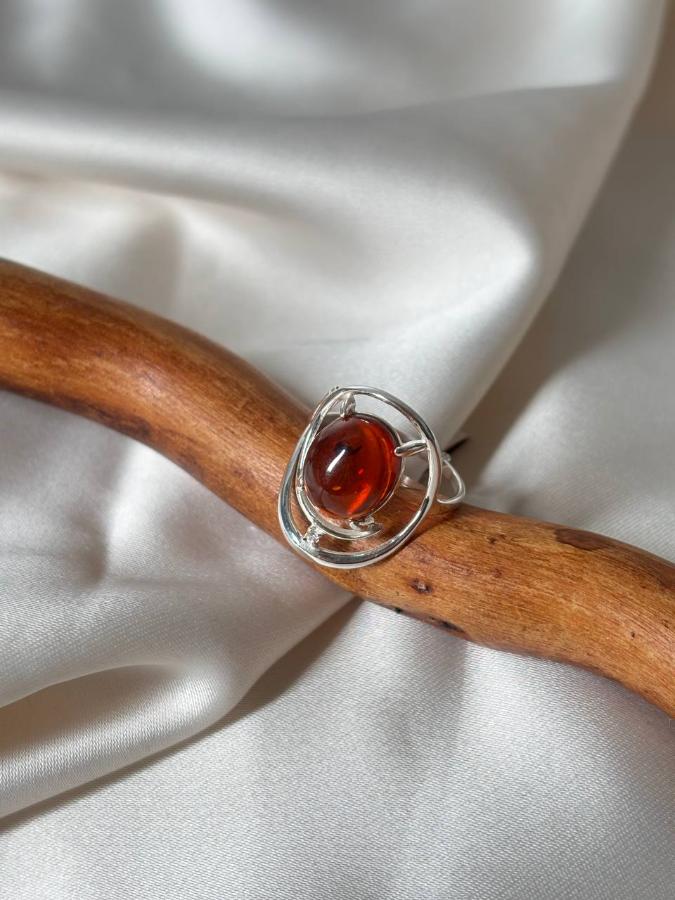 купить Кольцо из серебра с красным янтарем и фианитом , фото 3