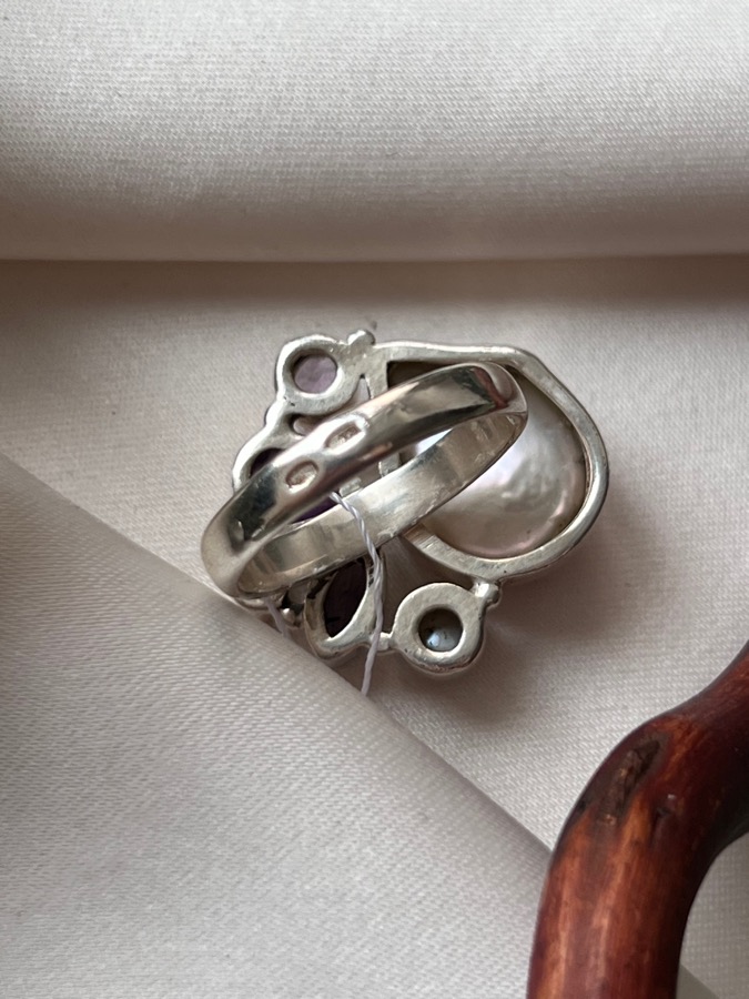 Кольцо из серебра с жемчужиной и аметистом в огранке, 18,75 размер U-370, фото 5