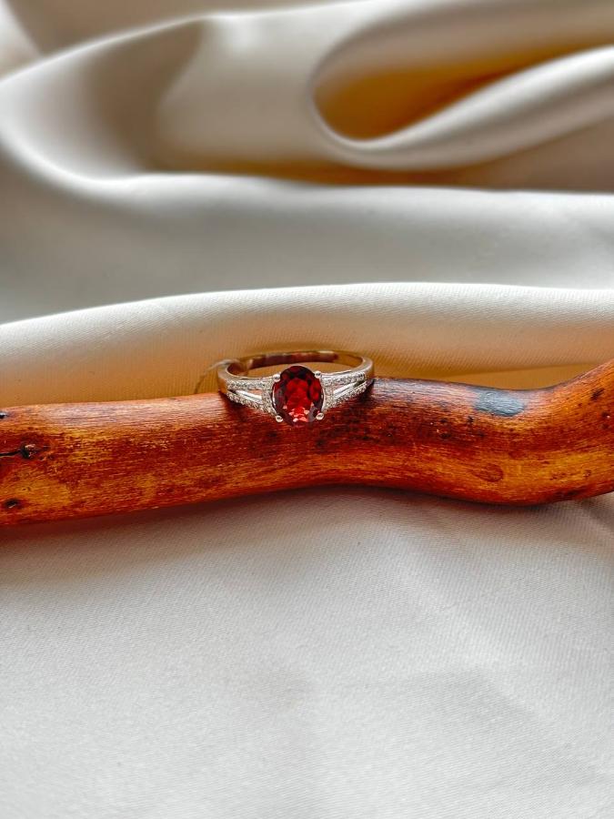 купить Кольцо из серебра с гранатом и фианитами  , фото 2