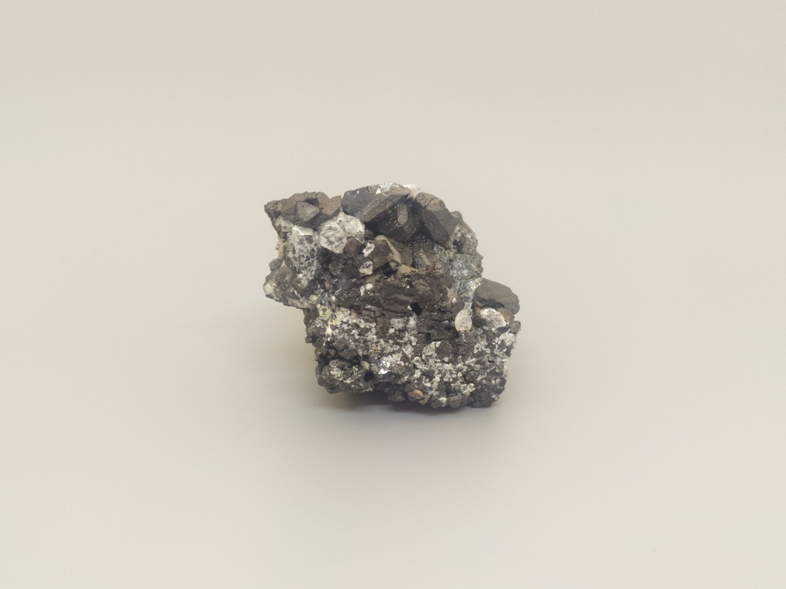 Магнетит, сросток кристаллов 4,3х4,4х4,8 см 2020064, фото 1