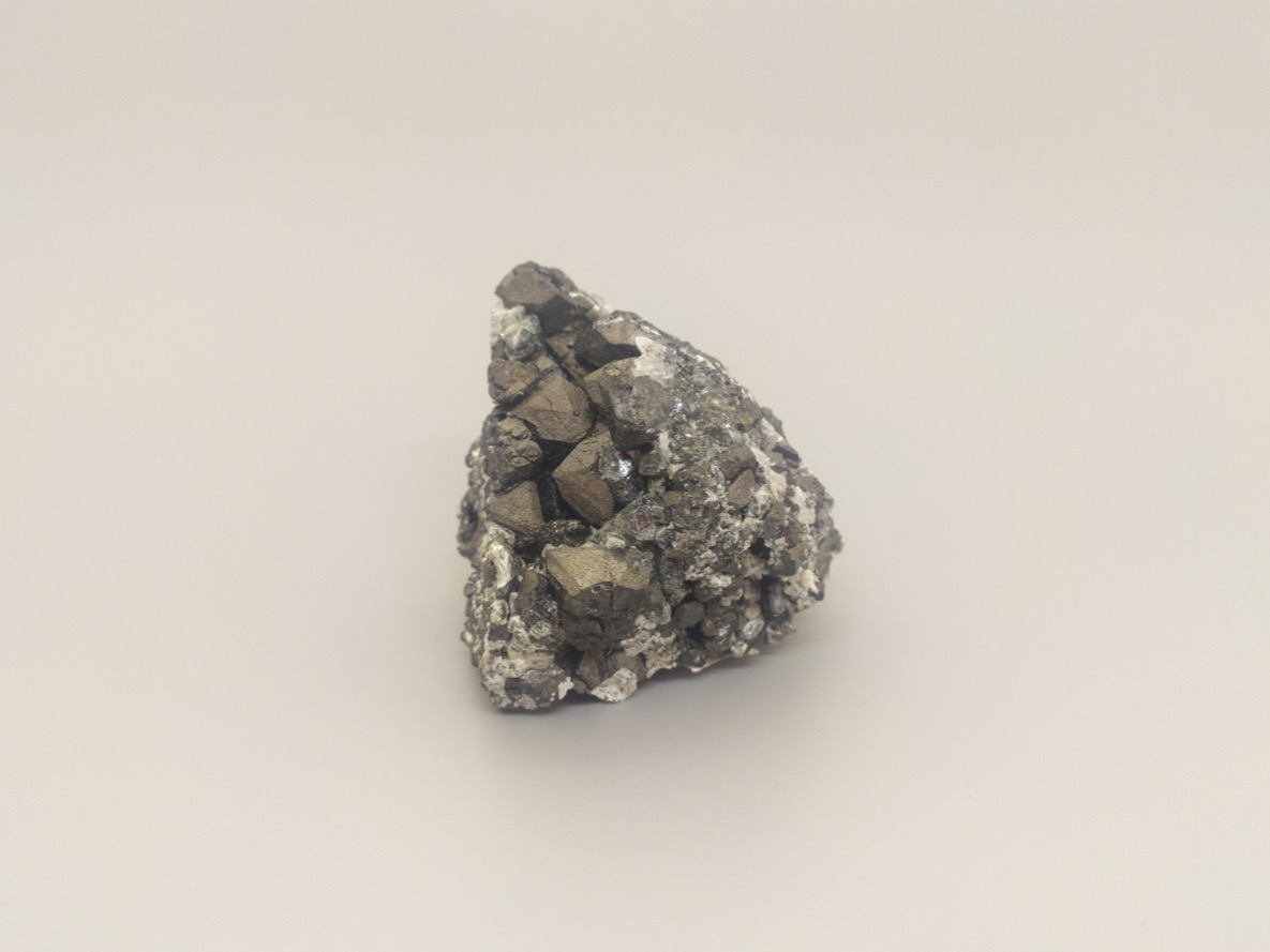 Магнетит, сросток кристаллов 4,3х4,4х4,8 см 2020064, фото 2