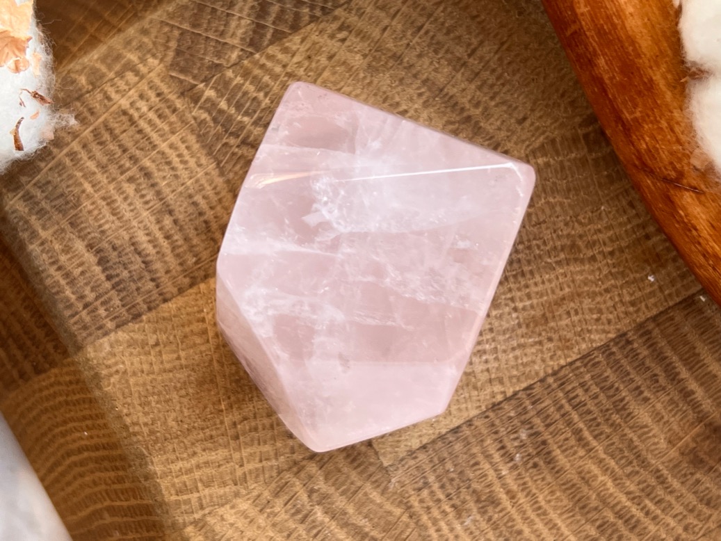 Розовый кварц, полировка 2,8 х 2,9 х 3,9 см POL-0245, фото 3