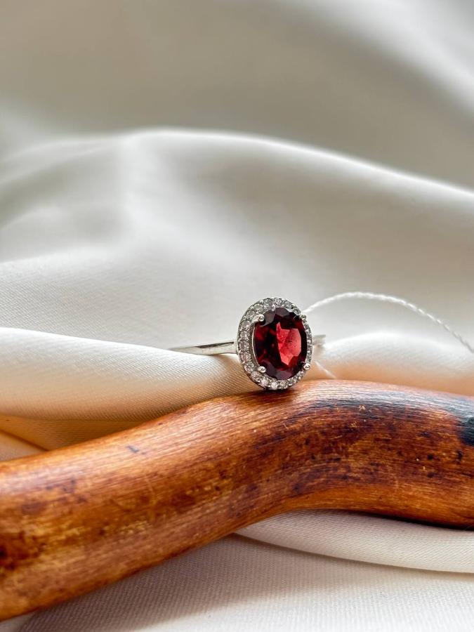 купить Кольцо из серебра с гранатом и фианитами  , фото 1