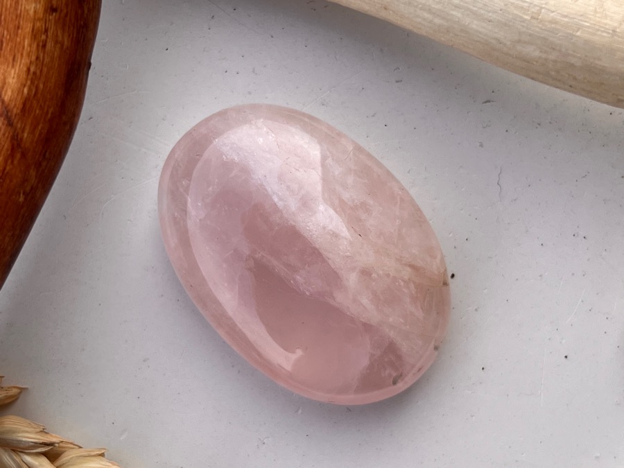 Розовый кварц, полировка 1,4 х 3 х 4,3 см POL-0357, фото 1