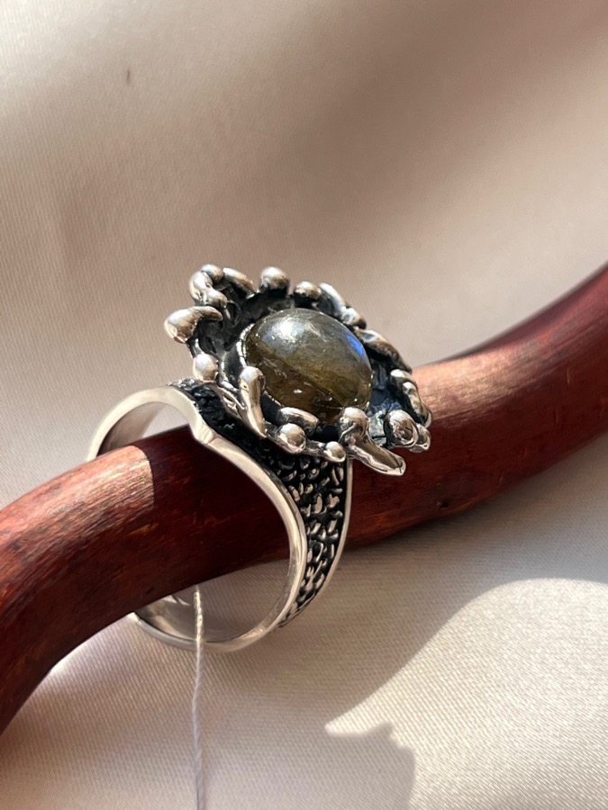 Кольцо из серебра в форме цветка с лабрадором, 18,2 размер U-1306, фото 4